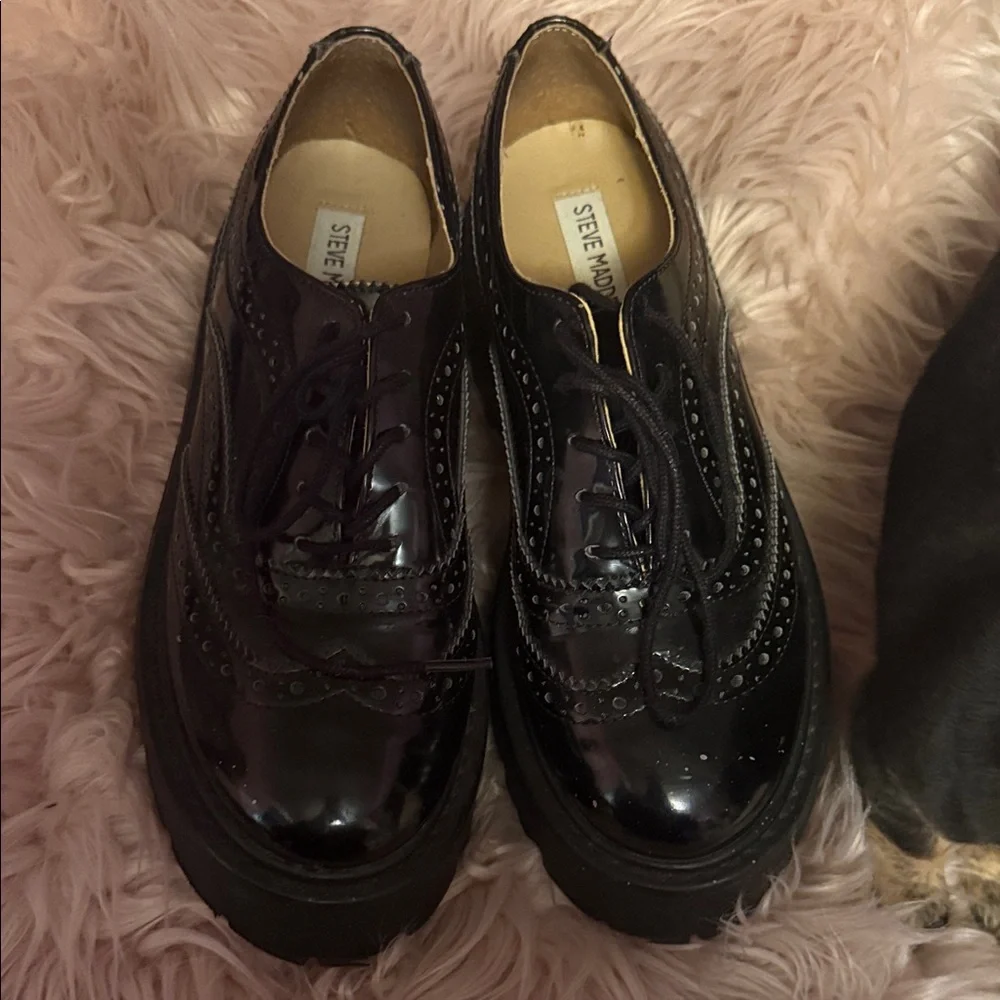 Steve Madden Glossy Black Oxford Shoes - Picture 3 of 6